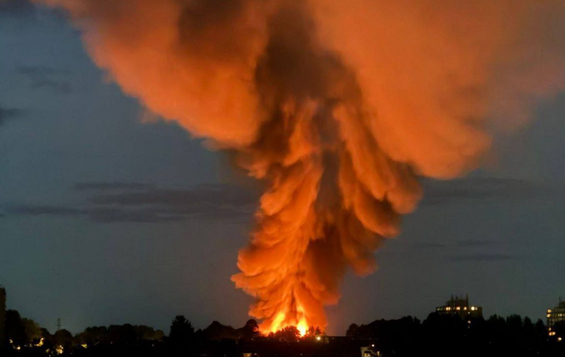 英國斯文敦一處工業區發生大爆炸，居民驚呼遠看就像火山爆發。（圖翻攝自X平台）