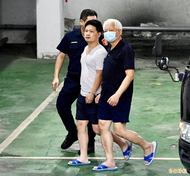 
Former councilor assistant Huang Chu-jung, right, is led to the Taipei District Court from detention on June 10.
Photo: Lo Pei-de, Taipei Times
