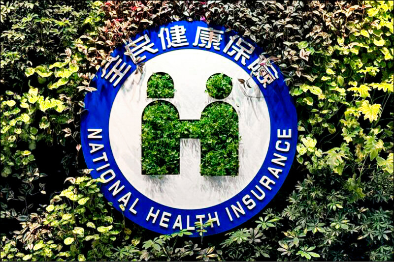 明年健保總額9883.1億元，比今年增加近600億元，衛福部長石崇良昨強調，「明年不會調漲保費！」（資料照）