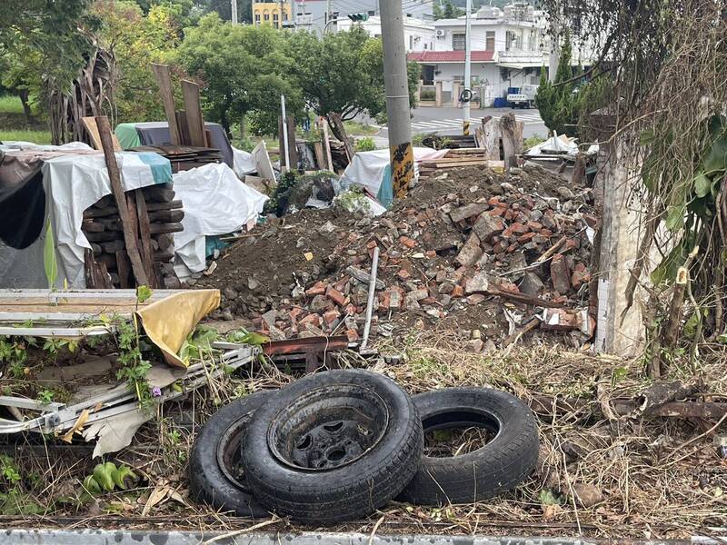 新竹市府客雅大道附近的公有地竟成營建廢棄物偷倒天堂，網友在臉書社群發文感嘆市府稽查機制失靈，市容敗壞。（照片截取自臉書社群新竹大小事）