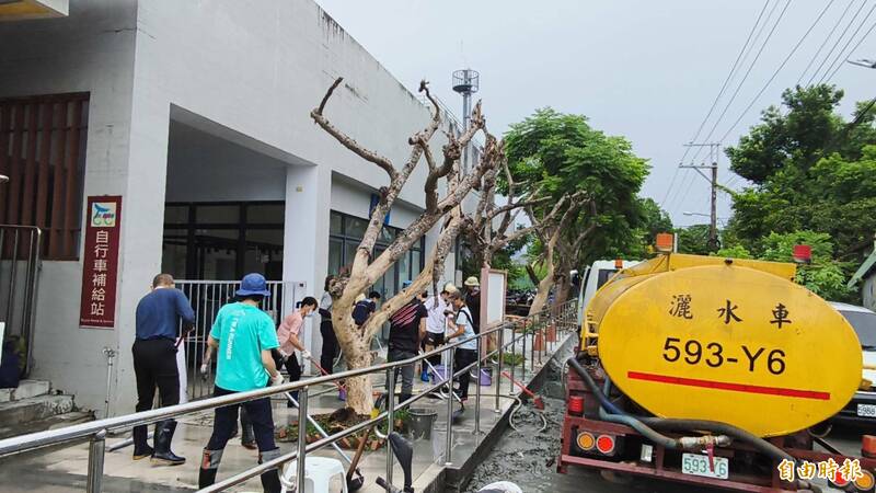 來自全國的善心團體都組成志工團進入光復，由於台9線馬太鞍溪橋中斷，台鐵列車成為前往光復的重要交通工具，今天上午從花蓮站往南到光復站的列車幾乎班班客滿（記者王錦義攝）