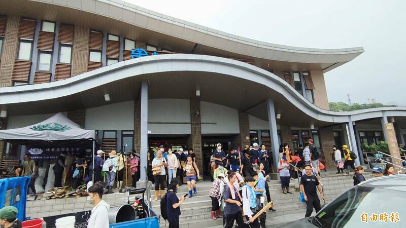 來自全國的善心團體都組成志工團進入光復，由於台9線馬太鞍溪橋中斷，台鐵列車成為前往光復的重要交通工具，今天上午從花蓮站往南到光復站的列車幾乎班班客滿。（記者王錦義攝）