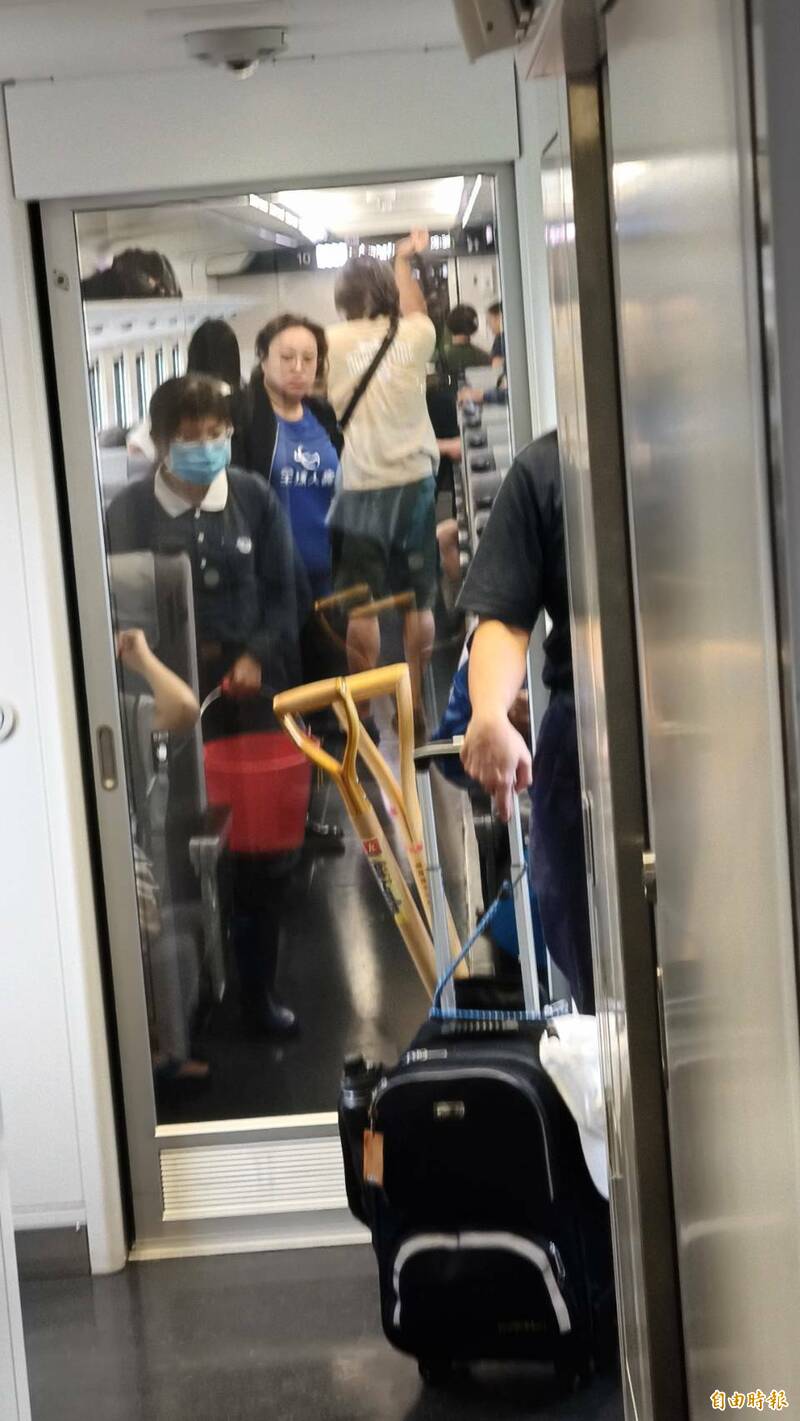 來自全國的善心團體都組成志工團進入光復，由於台9線馬太鞍溪橋中斷，台鐵列車成為前往光復的重要交通工具，今天上午從花蓮站往南到光復站的列車幾乎班班客滿。（記者王錦義攝）