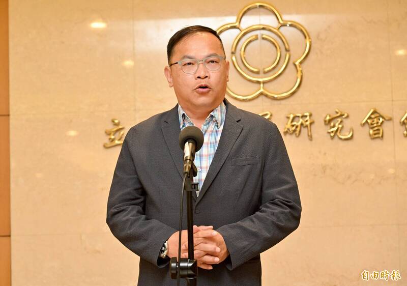 民進黨立委王義川今天在立法院受訪披露，中國國台辦去年5月15日對他實施懲戒，狗仔團隊同天租下跟拍車輛，他痛批黃國昌不只是「臭俗辣」，更是「狗仔昌」，他一定會追究、提告到底。（記者田裕華攝）