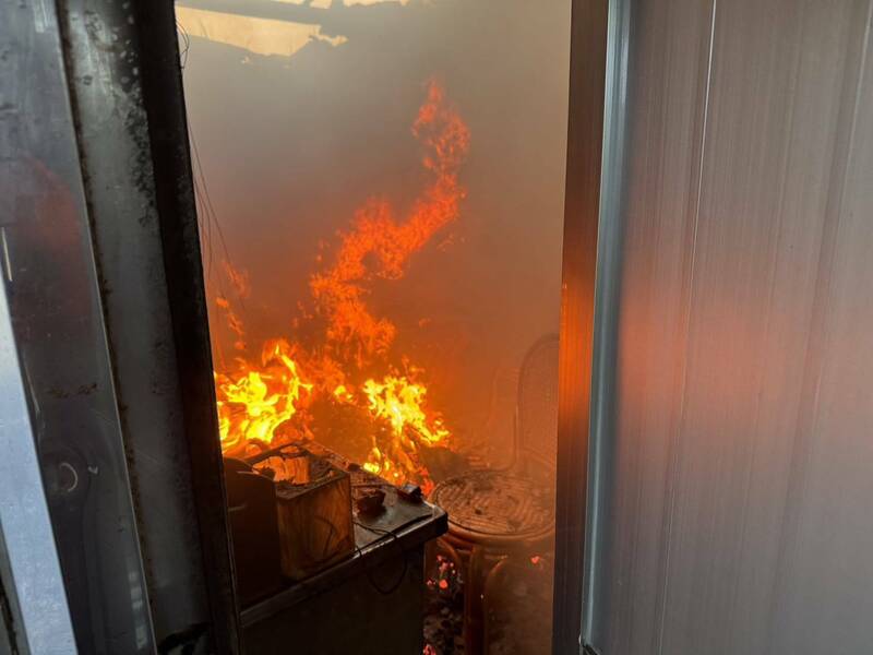 芳苑一間磚造平房起火，這是一間倉庫，許男住在裡面被救出。（民眾提供）