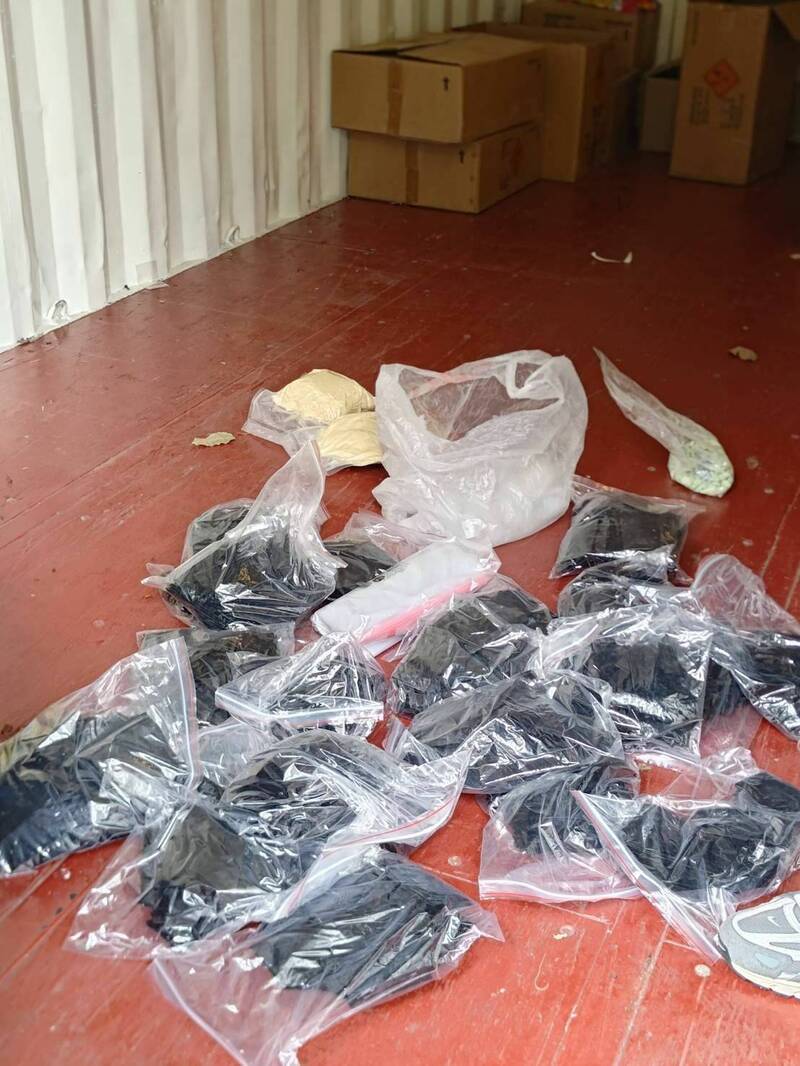 警方查獲大批毒品。（記者劉慶侯翻攝）
