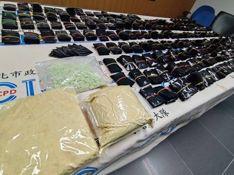 警方查獲大批毒品。（記者劉慶侯翻攝）