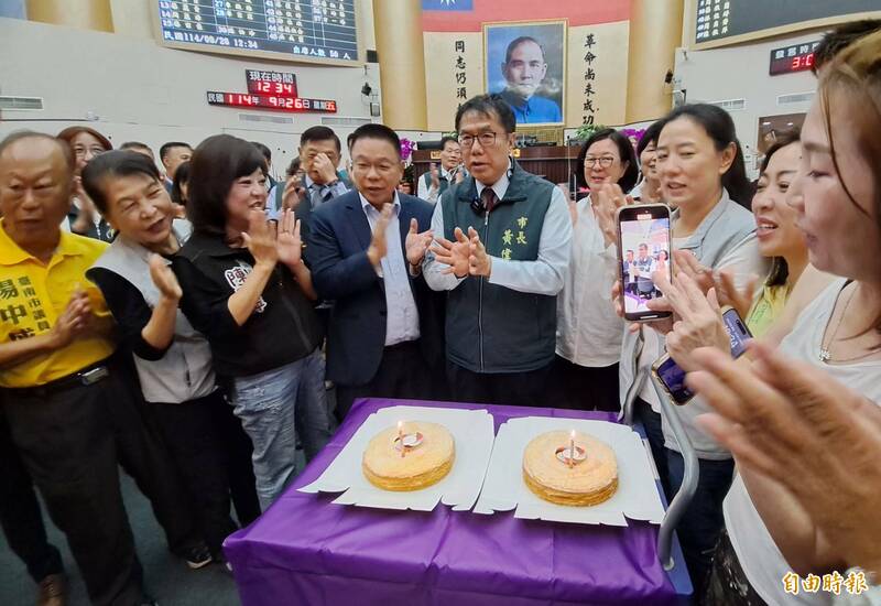 南市議會開議遇市長生日 藍營議員蔡育輝帶頭慶生、黃偉哲許3願