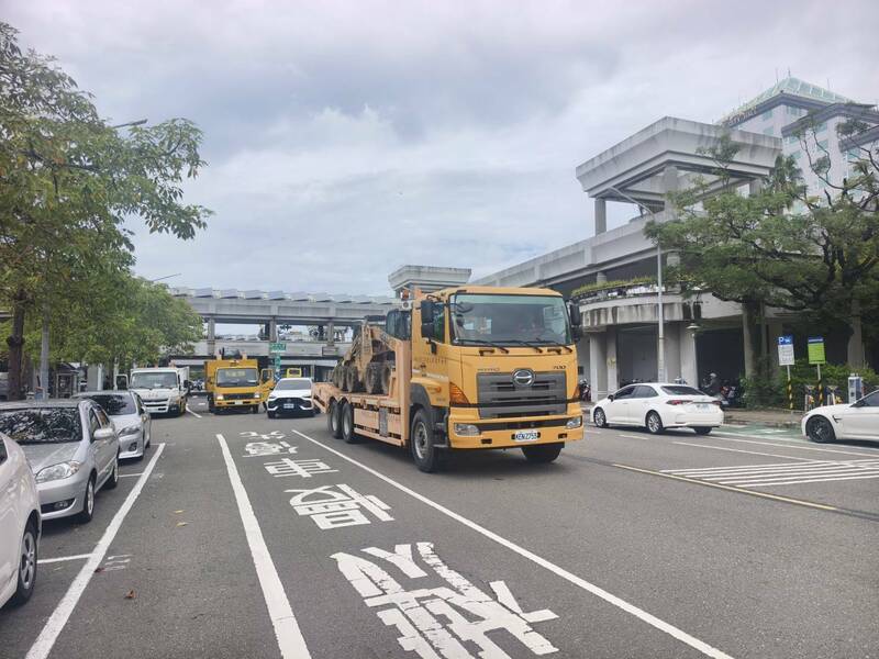 南市府動員人員與機具 前進花蓮協助災後復原。（南市工務局提供）