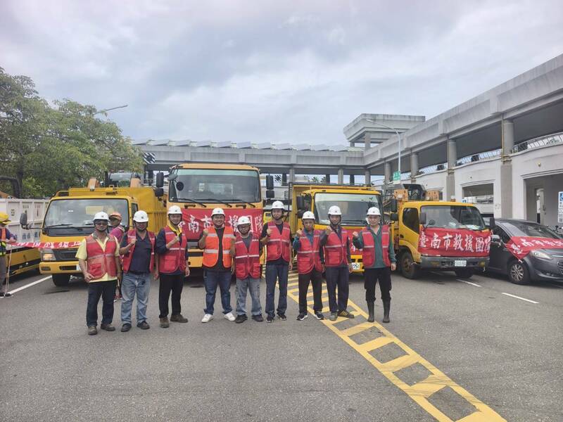 南市府動員人員與機具 前進花蓮協助災後復原。（南市工務局提供）