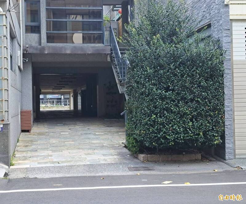 大甲地區一處集合式住宅發生母親拘禁女兒致死案件。（記者張軒哲攝）