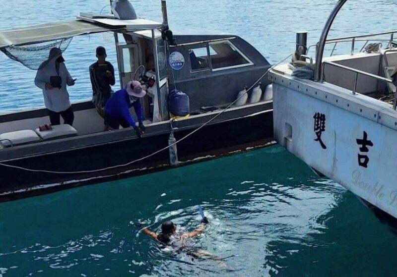 雙吉福氣輪遭廢棄漁網卡住螺旋槳，澎湖海洋志工隊馳援清除。（澎湖海洋志工隊提供）