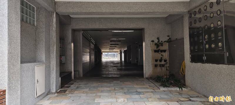 大甲一處集合式住宅發生一起女子遭母親拘禁死亡案件。（記者張軒哲攝）