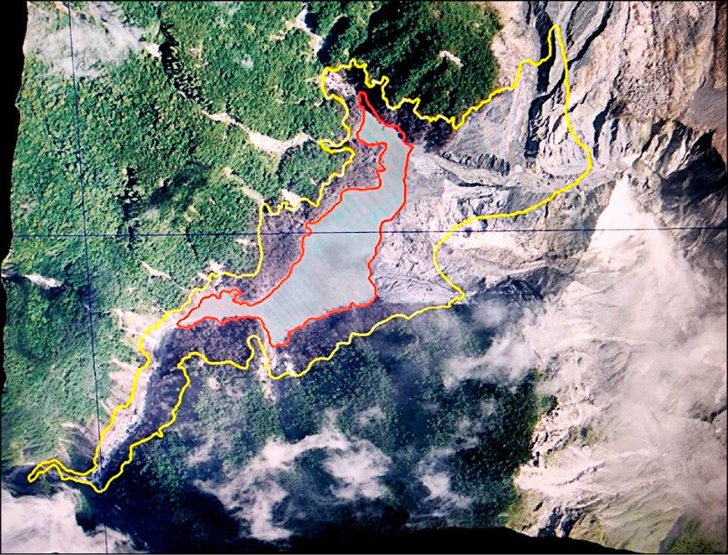 馬太鞍溪上游堰塞湖，黃色是原面積，紅色是溢流後的面積。（農業部林保署航遙測分署提供）