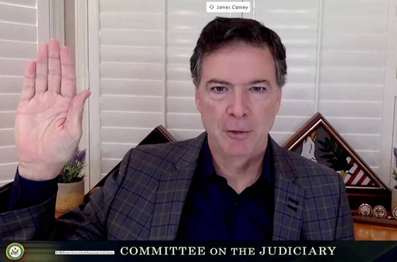 图为前联邦调查局（FBI）局长詹柯米2020年9月30日透过视讯在参议院司法委员会作证。 美国司法部正式起诉科米，指控其在此次听证会中提供不实证词。 （路透数据照）