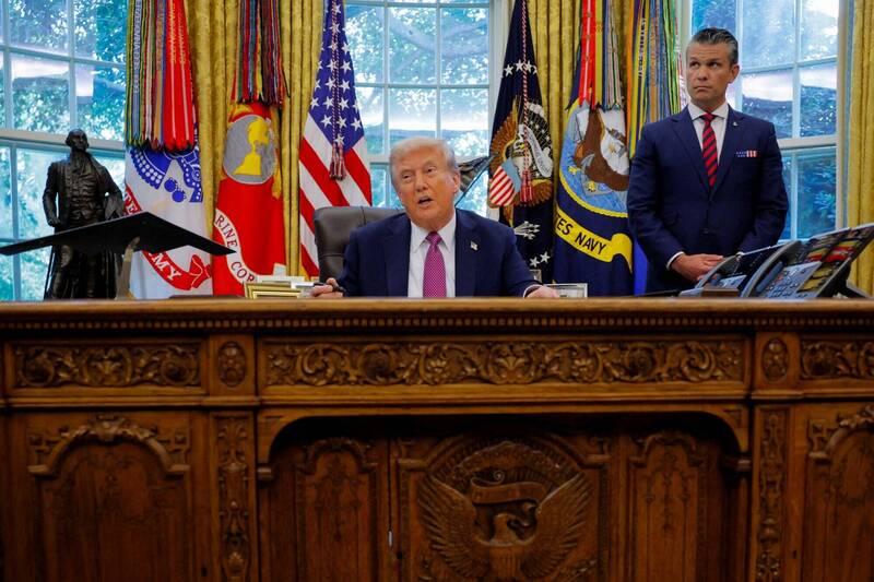 美國國防部長赫格塞斯（右）突下令全球的數百名將軍和海軍上將返美開會，引發外界觀測，連美國總統川普都不清楚細節。（路透）