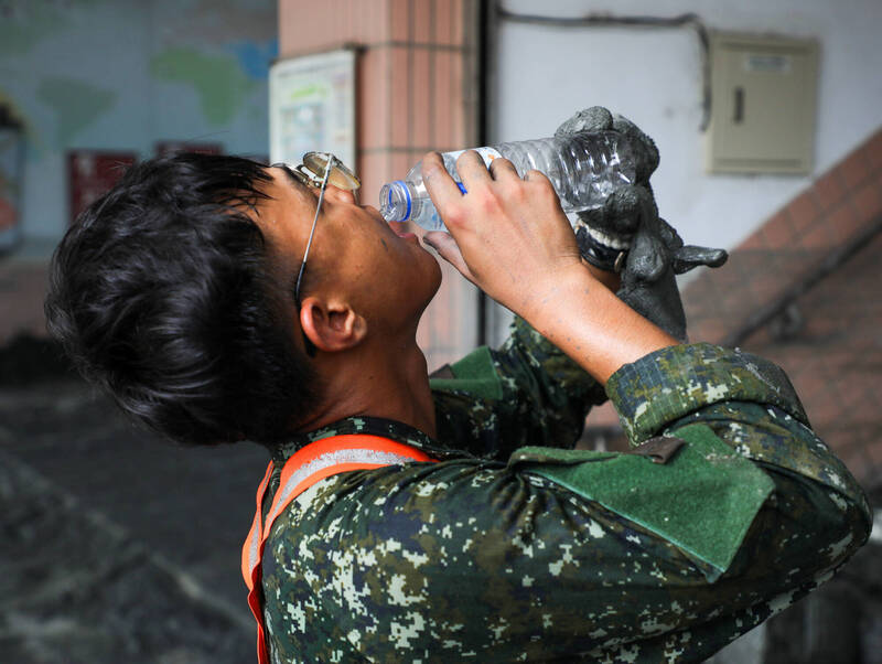 累了嗎？喝口水再上！（花東防衛指揮部提供）