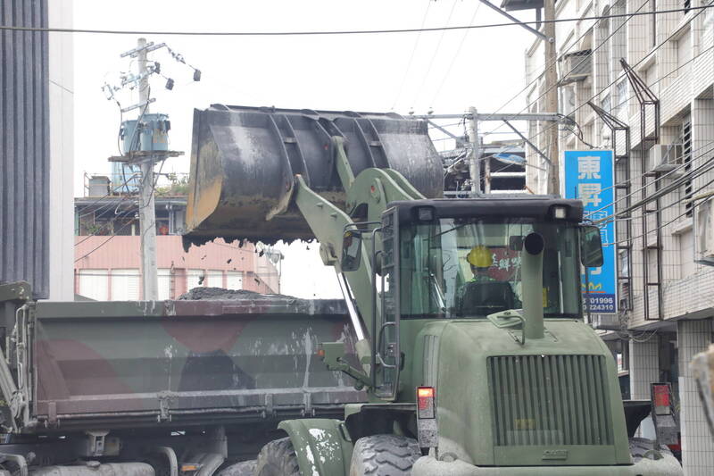 軍方重機械投入清理道路。（花東防衛指揮部提供）
