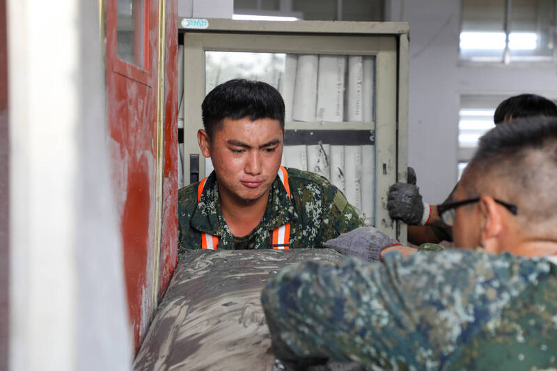 雙手萬能！國軍官兵入民宅搬運沉重的沙發，再重也要扛起。（花東防衛指揮部提供）