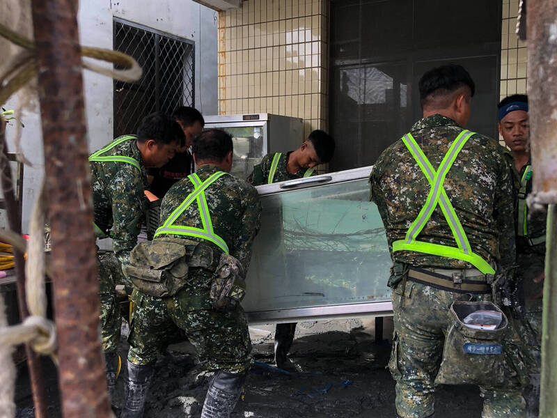 龐大的冷藏櫃壞掉，同樣在屋主確認後多名官兵一起搬。（花東防衛指揮部提供）