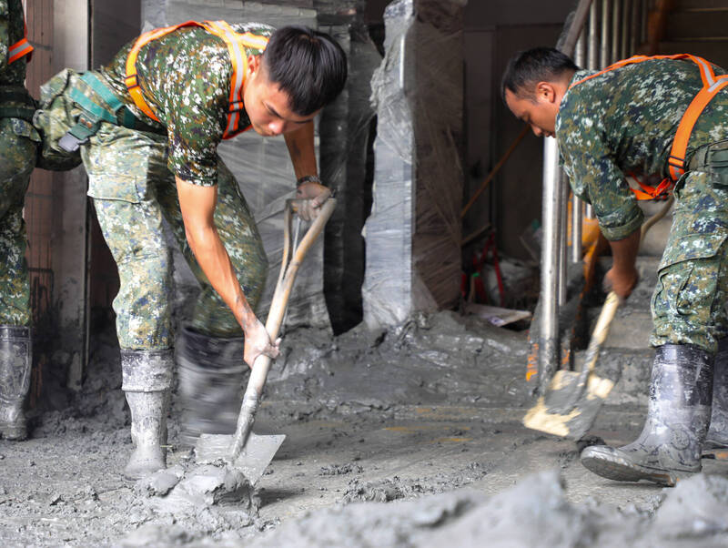 圓鍬一人一把，發揮軍方愛民的精神。（花東防衛指揮部提供）