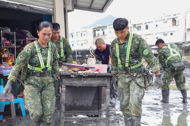沾黏滿汙泥的書桌已經無法使用，軍方協助民宅清出。（花東防衛指揮部提供）
