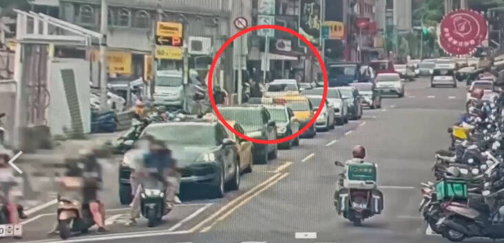 一名Uber計程車司機與Ubereat外送員在大安路上疑因行車問題爆發口角，過程中司機竟持電擊槍恐嚇。（記者鄭景議翻攝）