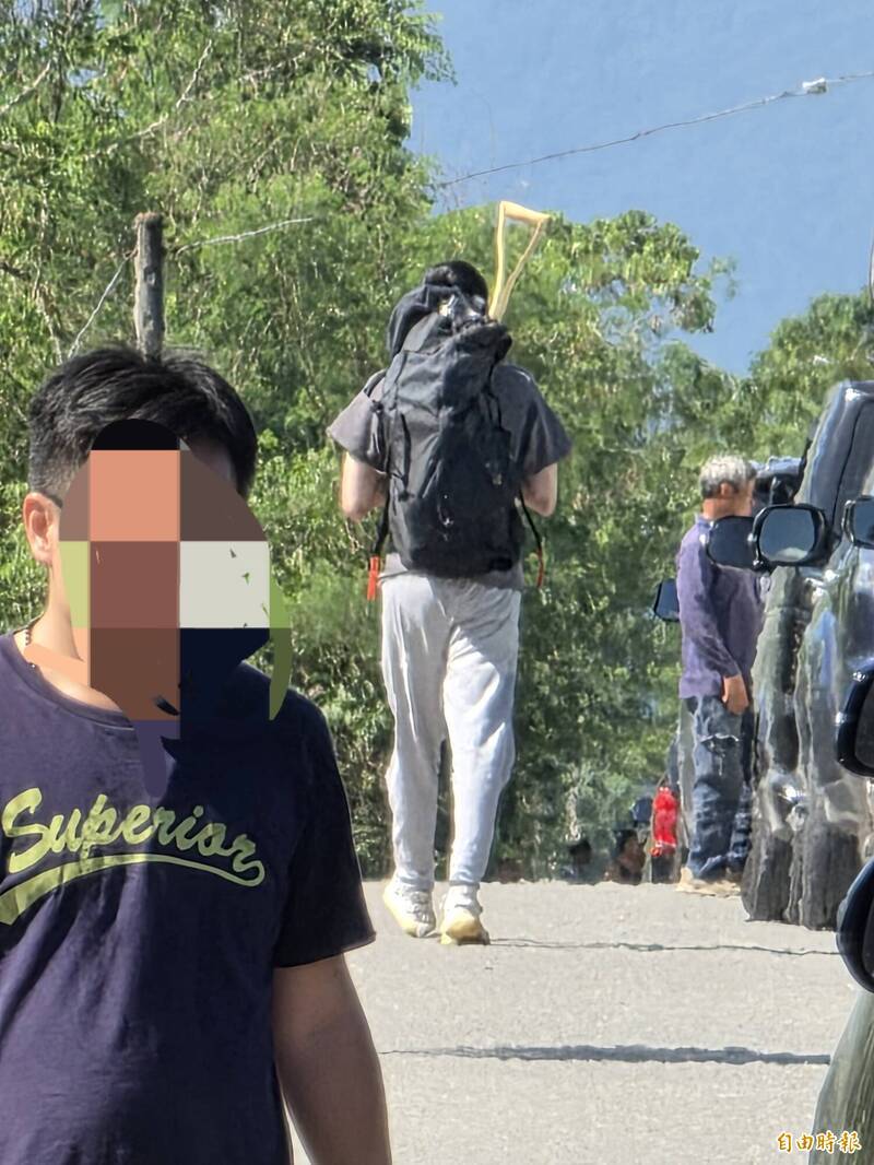 縣道193大塞車，鏟子超人下車用走的。（記者花孟璟攝）