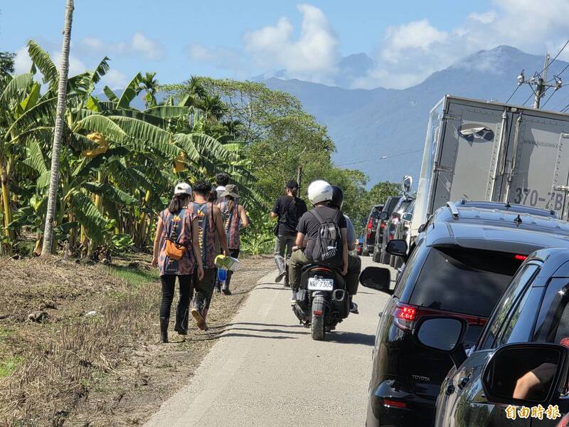 鏟子超人、救災超人徒步挺進災區。（記者花孟璟攝）