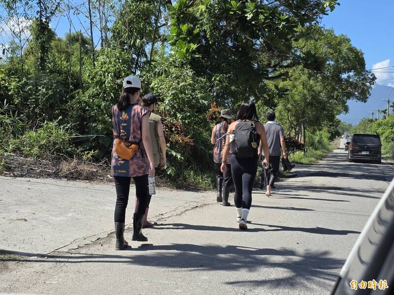 鏟子超人、救災超人徒步挺進災區。（記者花孟璟攝）
