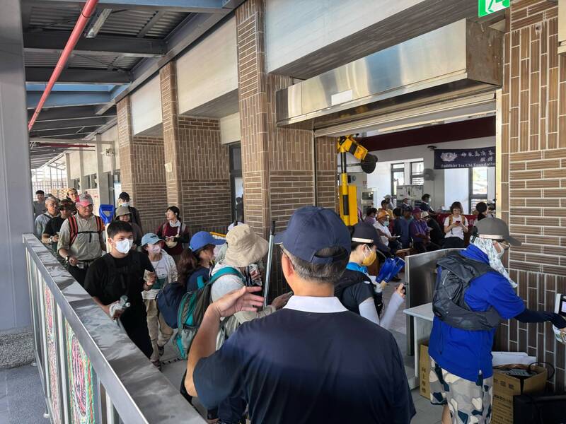 花蓮光復車站滿滿的鏟子超人、人肉挖土機，要進去幫忙清理家園。（台鐵公司東區營運處提供）