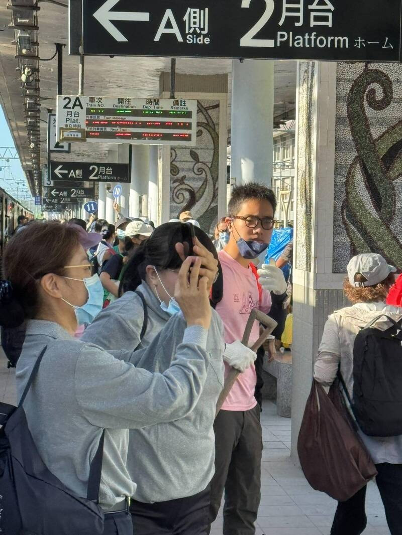 花蓮光復車站滿滿的鏟子超人、人肉挖土機，要進去幫忙清理家園。（台鐵公司東區營運處提供）