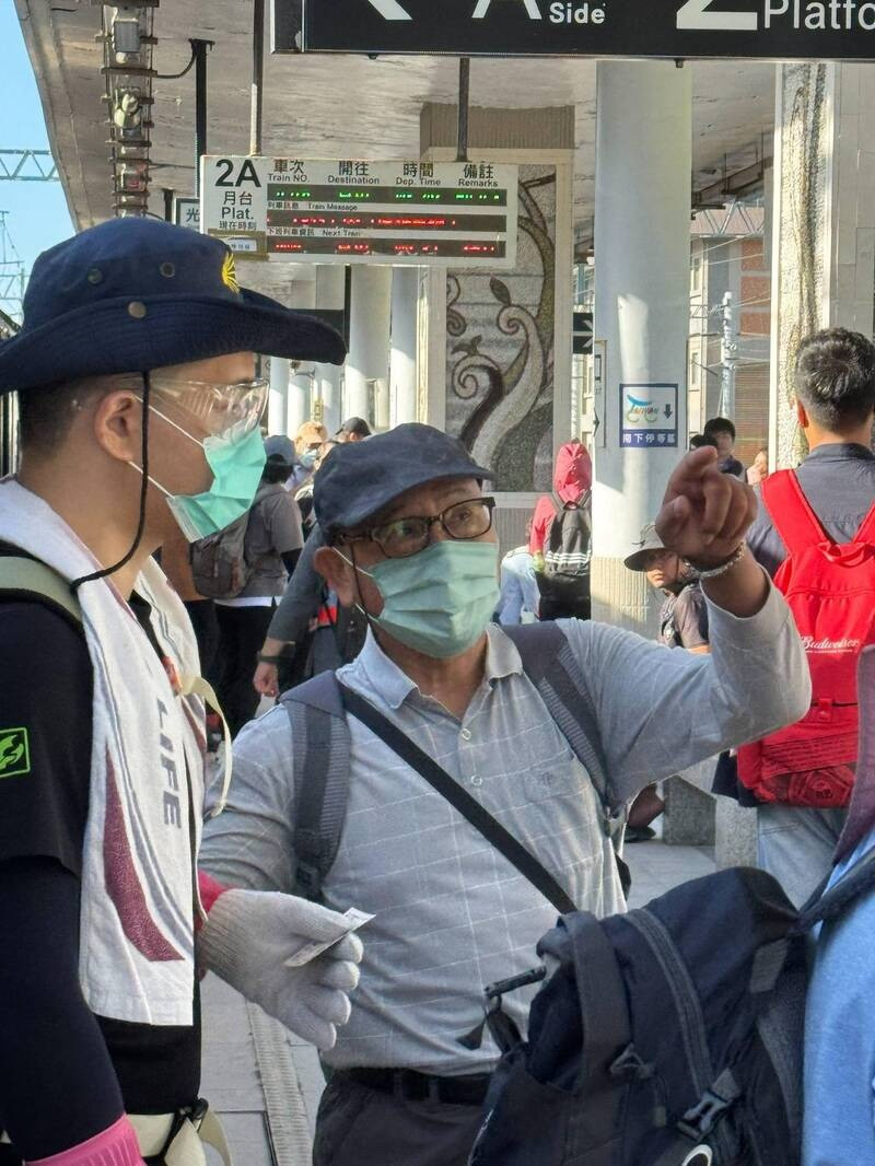 花蓮光復車站滿滿的鏟子超人、人肉挖土機，要進去幫忙清理家園。（台鐵公司東區營運處提供）