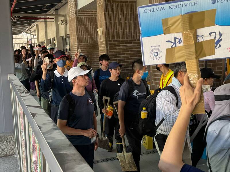 花蓮光復車站滿滿的鏟子超人、人肉挖土機，要進去幫忙清理家園。（台鐵公司東區營運處提供）