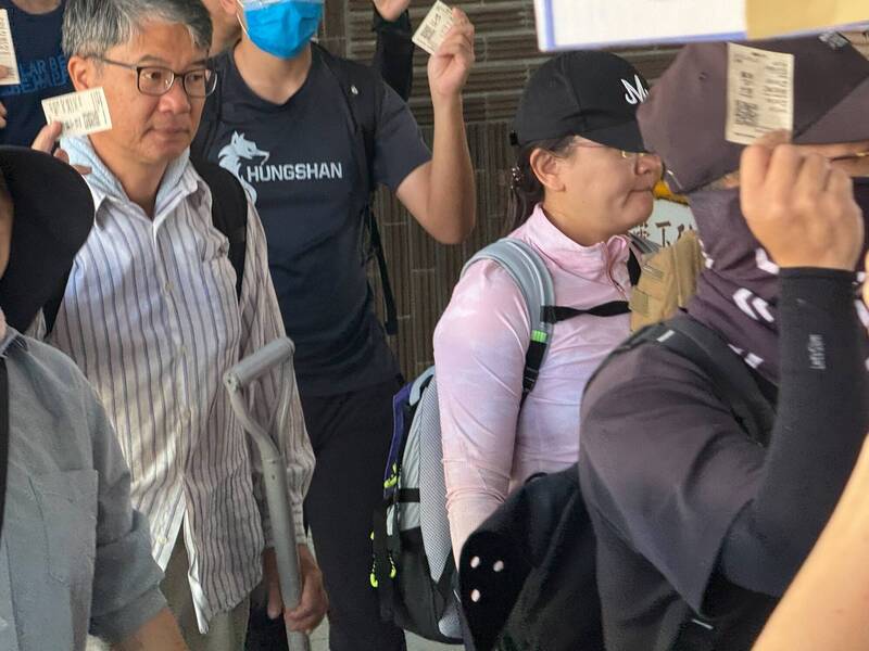 花蓮光復車站滿滿的鏟子超人、人肉挖土機，要進去幫忙清理家園。（台鐵公司東區營運處提供）