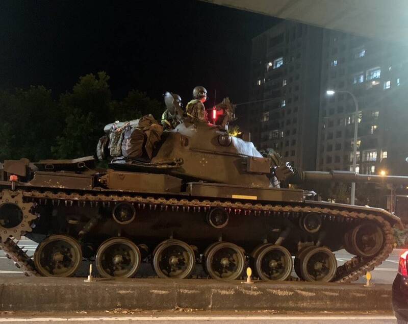 戰車壓馬路同框小黃！台中「最硬派快閃」 網嗨：畫面太超現實