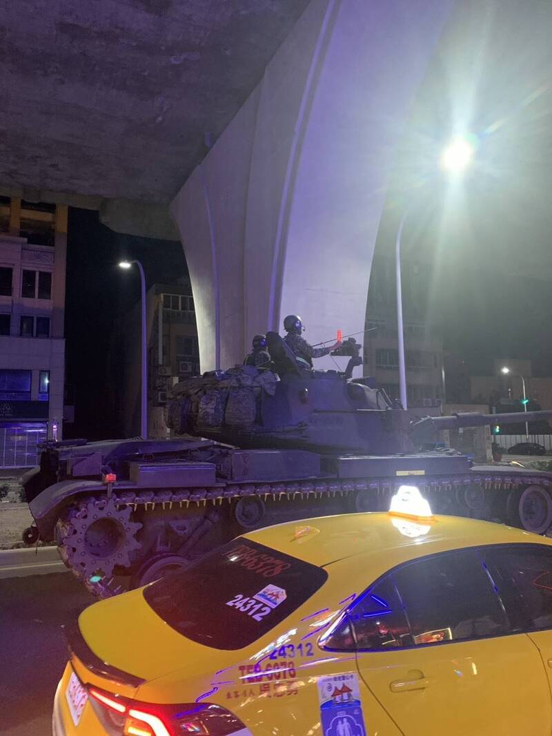 裝甲車與小黃同框。（張姓民眾提供）