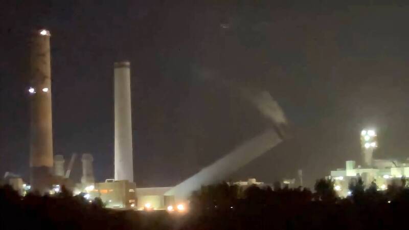 晚間6點41分，舊4號機組大煙囪倒地當下，發出轟然巨響，相當震撼。（圖由民眾提供）