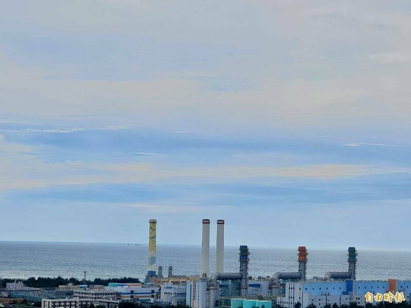 通霄電廠舊4號（左3）、5號（左2）機組大煙囪今天展開拆除。（資料照）