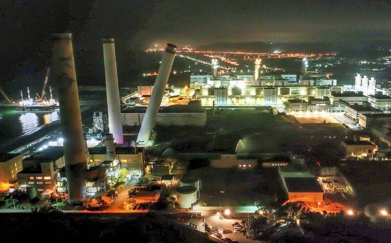 苗栗通霄電廠舊4號機組大煙囪，晚間「砍樹」放倒連環照。（圖由民眾提供）