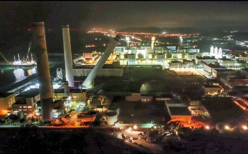 苗栗通霄電廠舊4號機組大煙囪，晚間「砍樹」放倒連環照。（圖由民眾提供）