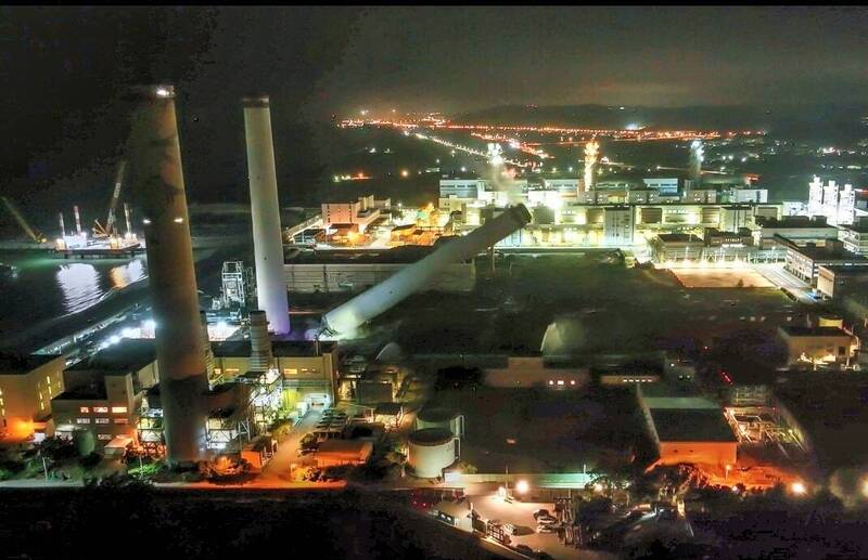 苗栗通霄電廠舊4號機組大煙囪，晚間「砍樹」放倒連環照。（圖由民眾提供）