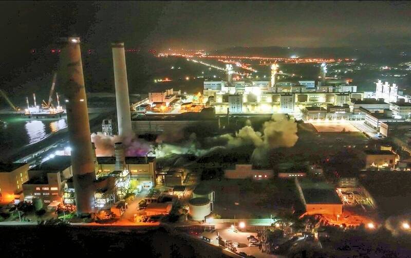 苗栗通霄電廠舊4號機組大煙囪，晚間「砍樹」放倒連環照。（圖由民眾提供）