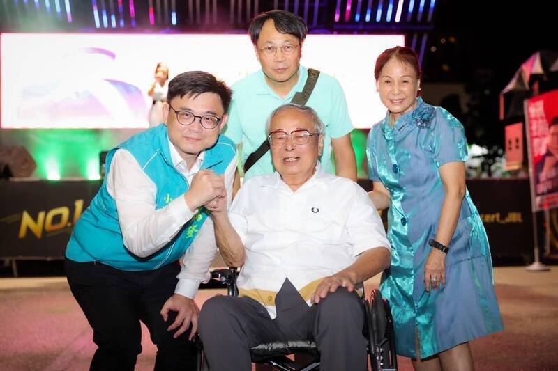 前行政院長張俊雄今天與世長辭，享壽87歲。圖為張俊雄（前排中）9月中旬坐著輪椅到場力挺為參選高雄市長黨內初選的立委賴瑞隆（左）。（記者葛祐豪翻攝）