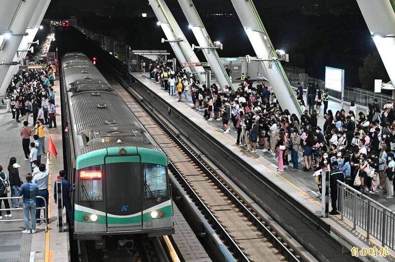 高雄捷運車廂太擠  網路平台號召連署車廂加掛至6節