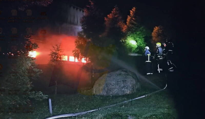 苗栗大善寺後方火警，火舌四，消防人全力灌救。（民提供）