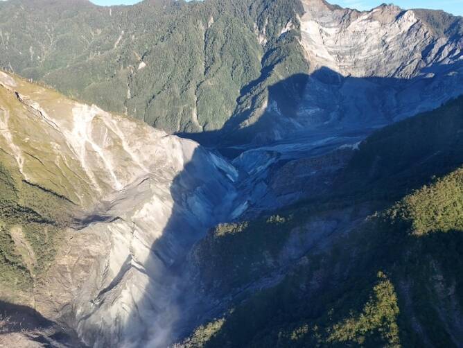 堰塞湖今壩頂高度已降至82公尺，蓄水量剩600萬噸。（中央災害應變中心提供）