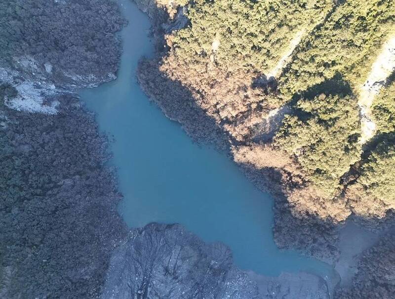 堰塞湖今壩頂高度已降至82公尺，蓄水量剩600萬噸。。（中央災害應變中心提供）