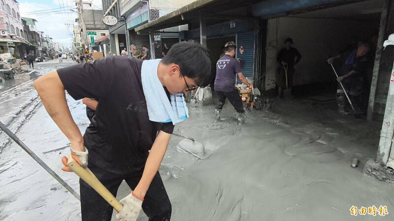 鏟子超人協助清理受災戶的住家環境。（記者王錦義攝）