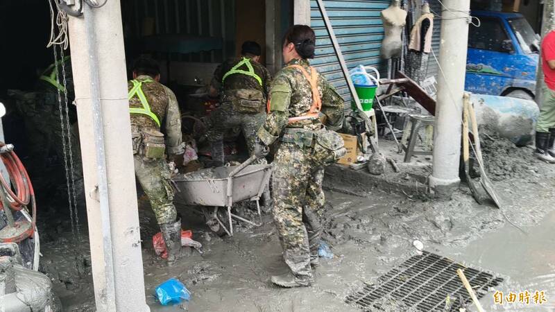 國軍協助清理環境。（記者王錦義攝）